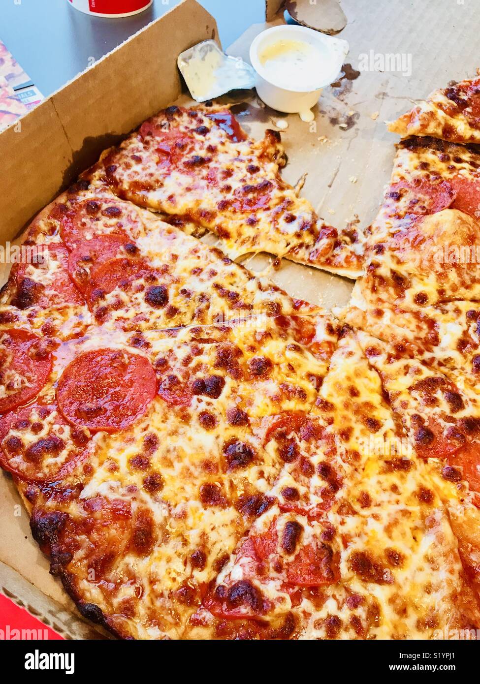 Dominos Pepperoni Pizza Stockfoto