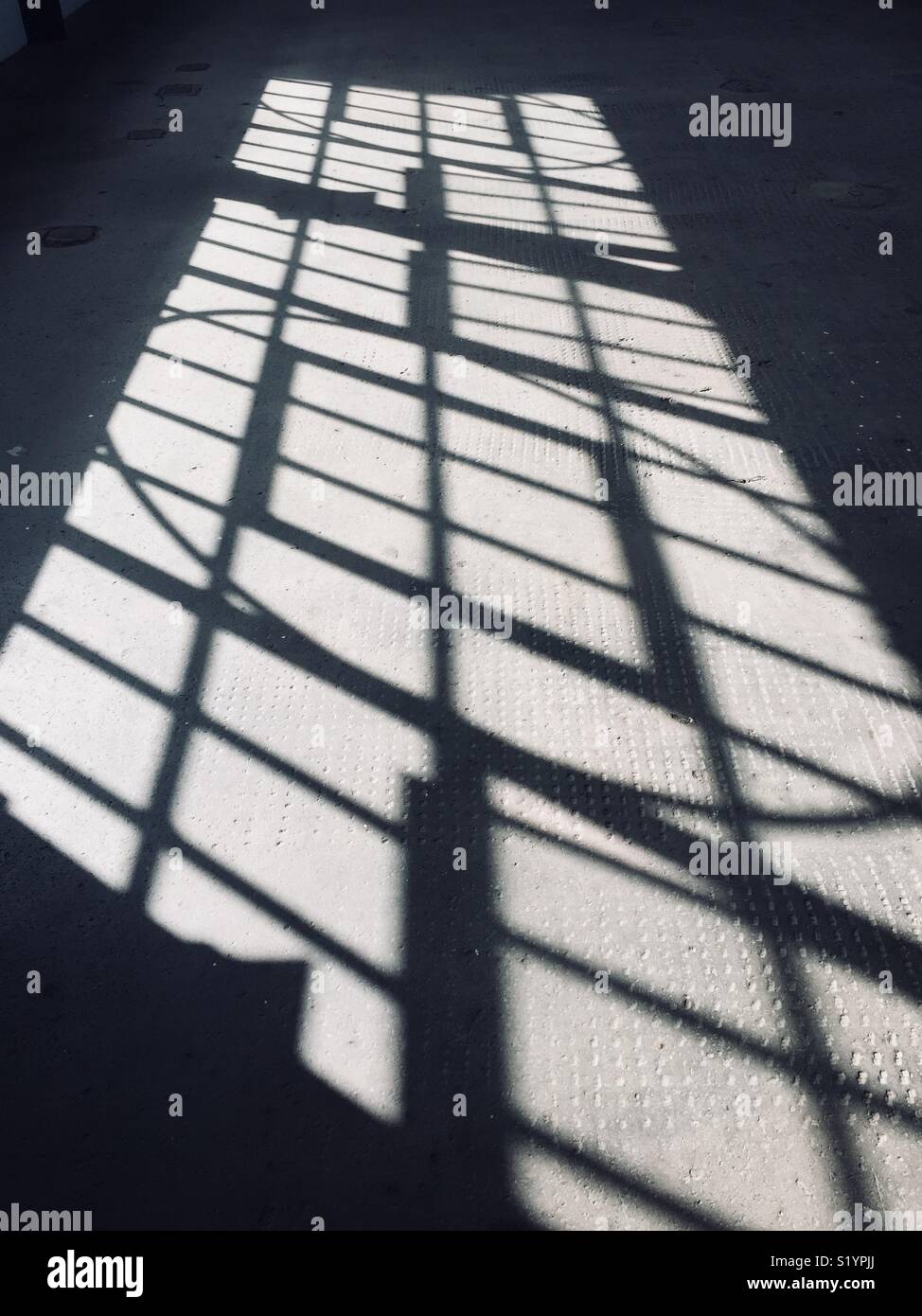 Licht und Dunkel - Fenster Schatten auf einer Etage Stockfoto