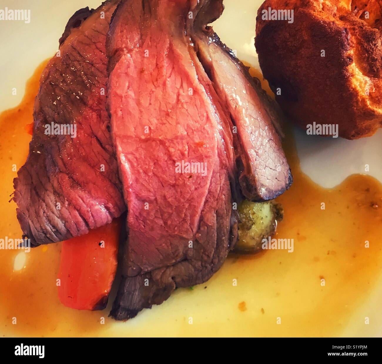 Ein Mittagessen am Sonntag von Roastbeef und Yorkshire Pudding - Smartphone-aufgenommenes Stockfoto