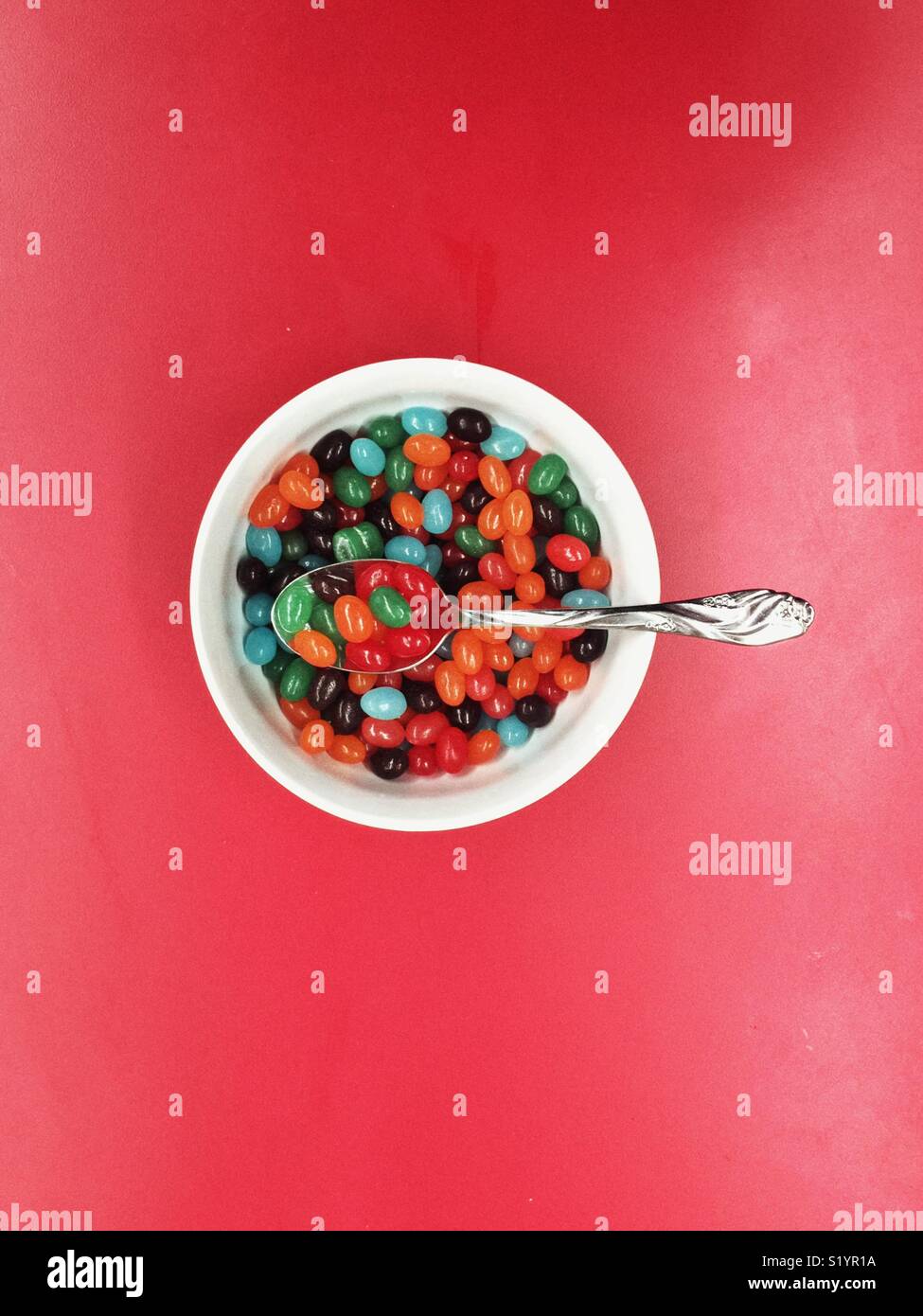 Runde Schale mit Jelly Beans auf rote Tabelle ausgefüllt Stockfoto