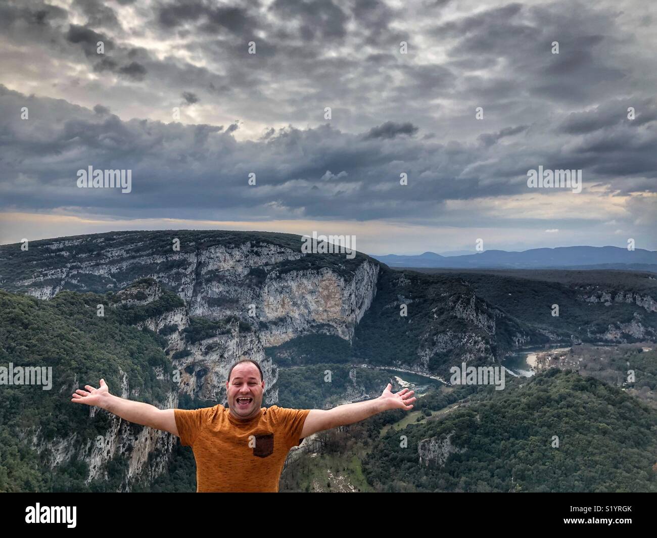 Glücklicher Mann in den Bergen der Ardèche Frankreich Stockfoto