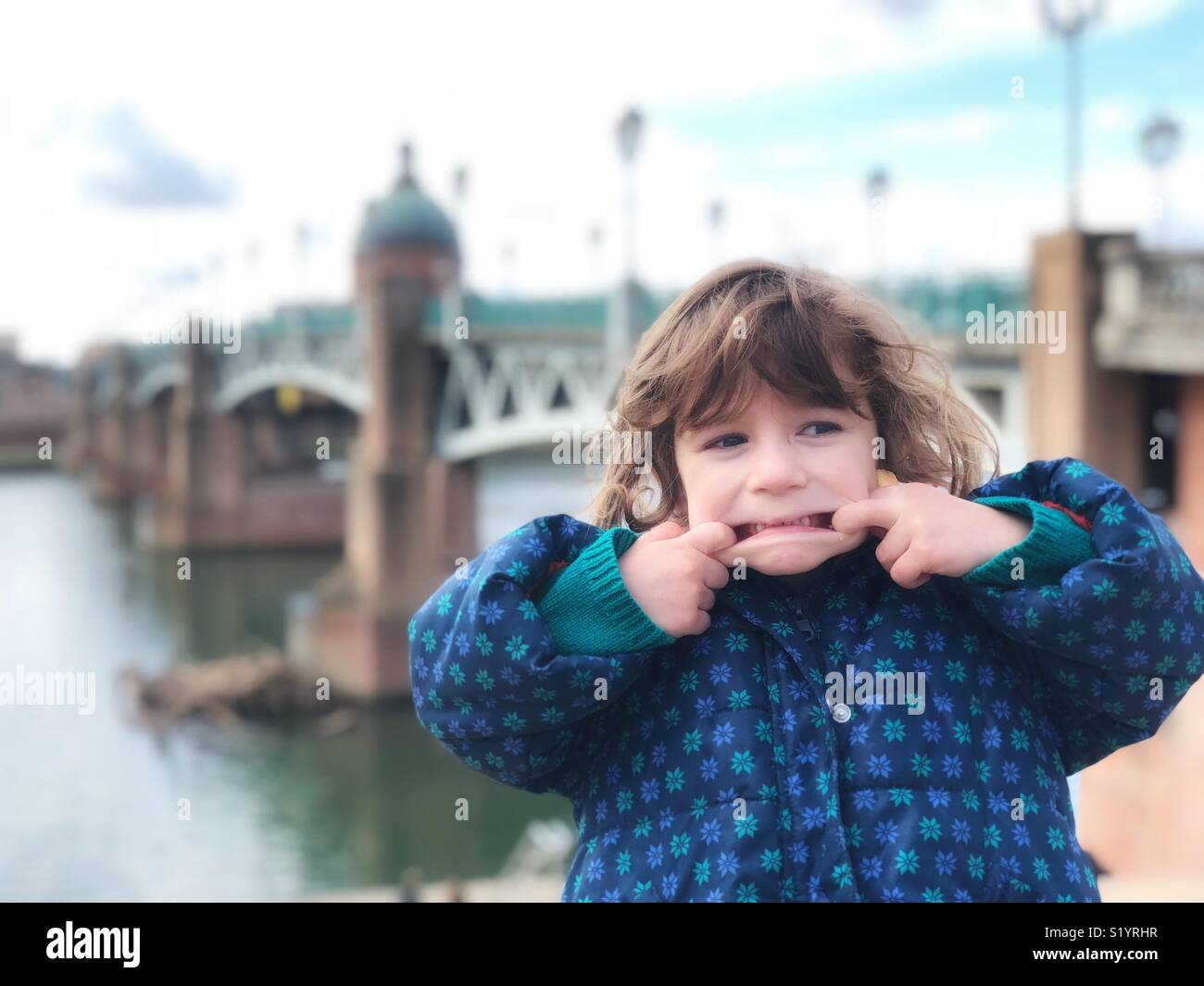 Portrait von kleinen Mädchen Grimassen Pont Saint Pierre Toulouse Frankreich Stockfoto