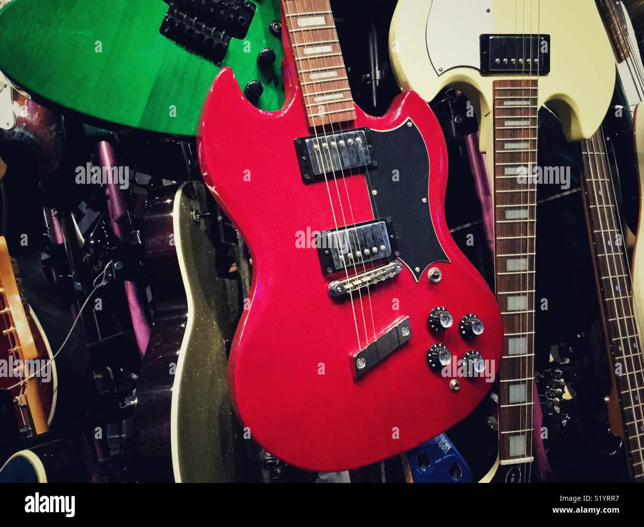 Rote Gitarre im MoPop Museum in Seattle. Stockfoto Rote Gitarre im MoPop Museum in Seattle. Stockfoto