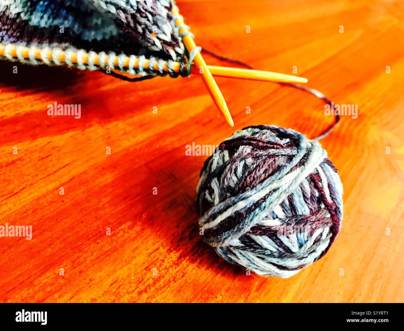 Bunte Garne Spulen in ein Projekt zu stricken. Stockfoto