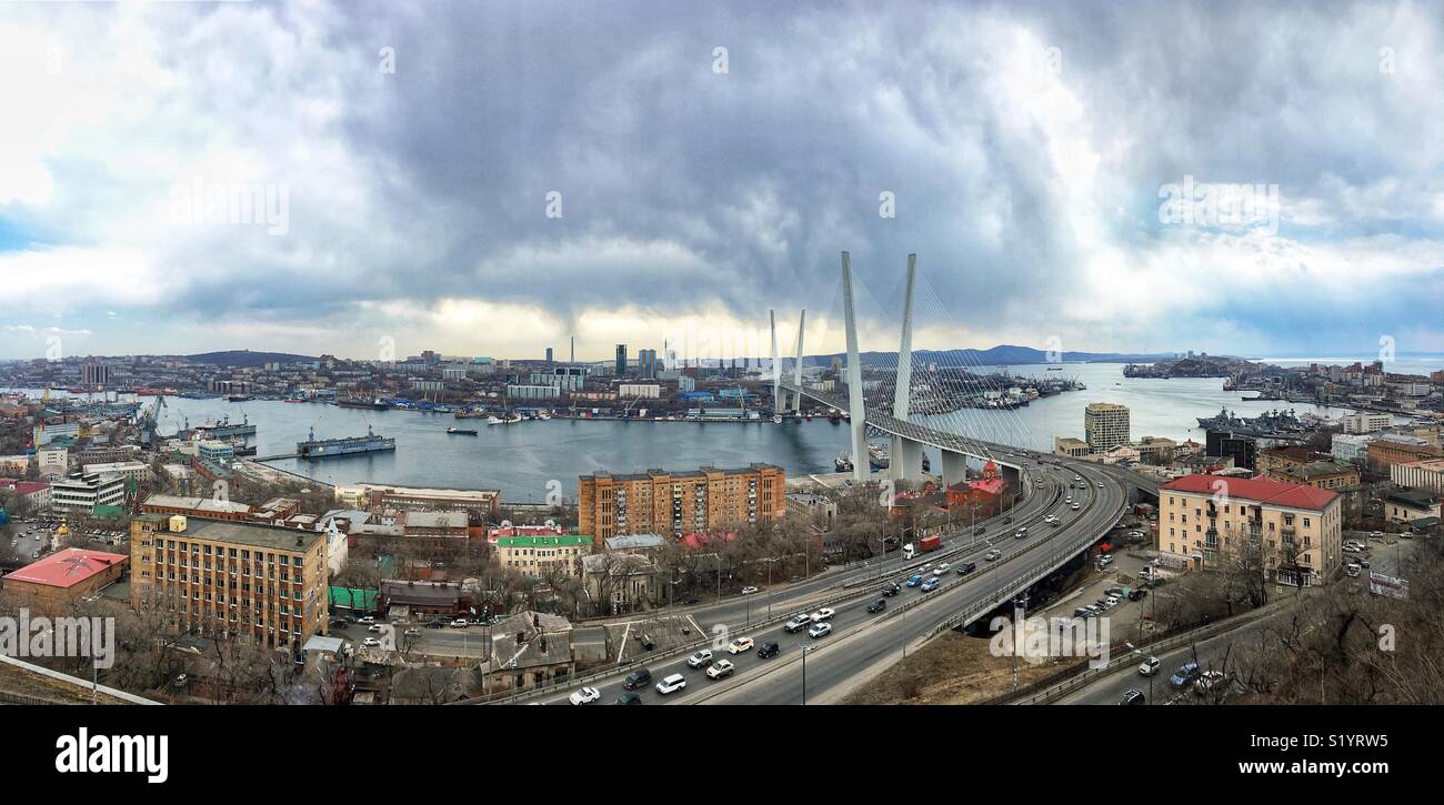 Panoramablick von Wladiwostok, Russland auf März 28,2018. Highway, die Goldene Brücke und Port Stockfoto