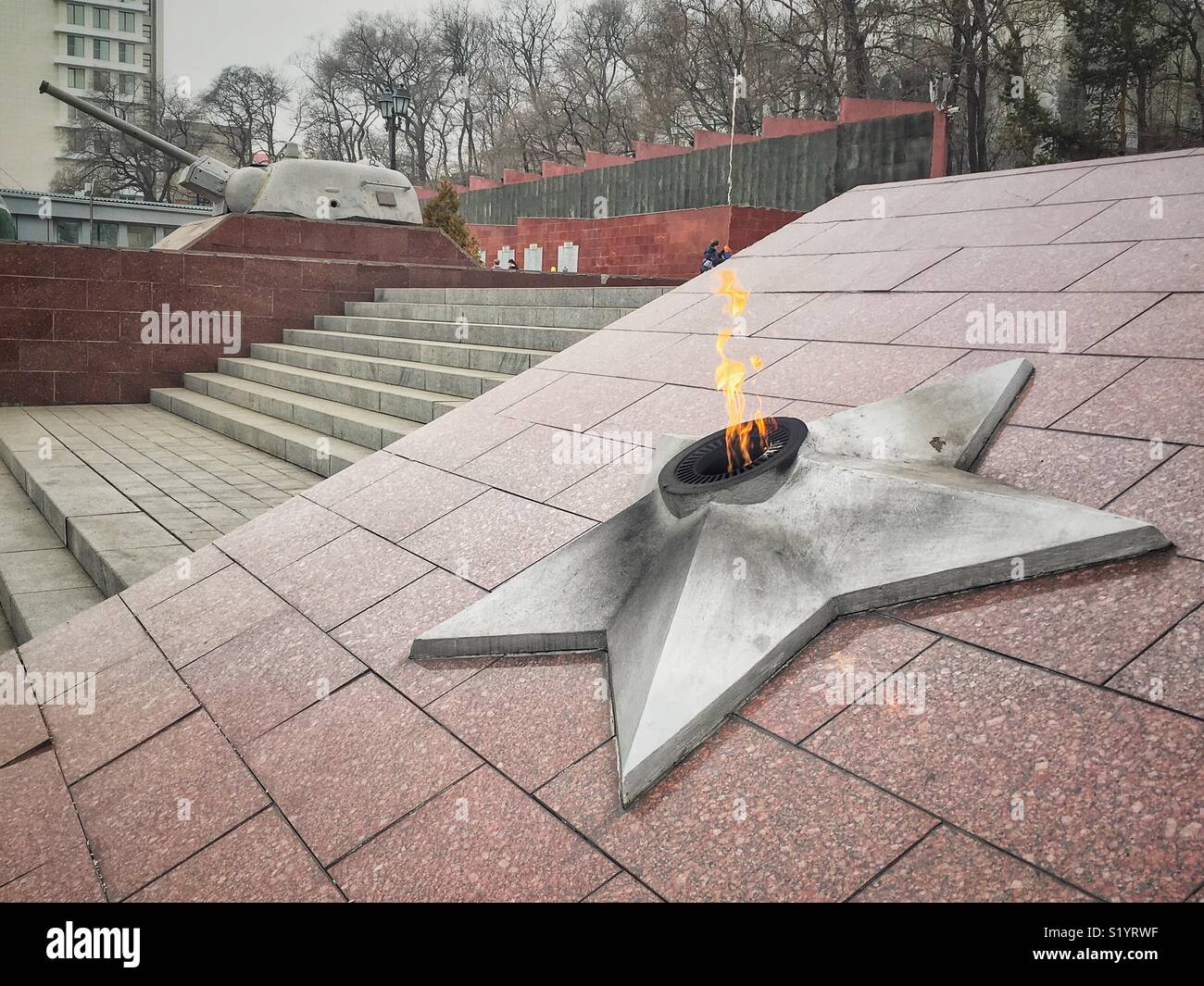 Das ewige Feuer im 2. Weltkrieg Memorial in Wladiwostok, Russland - Smartphone-aufgenommenes Stockfoto
