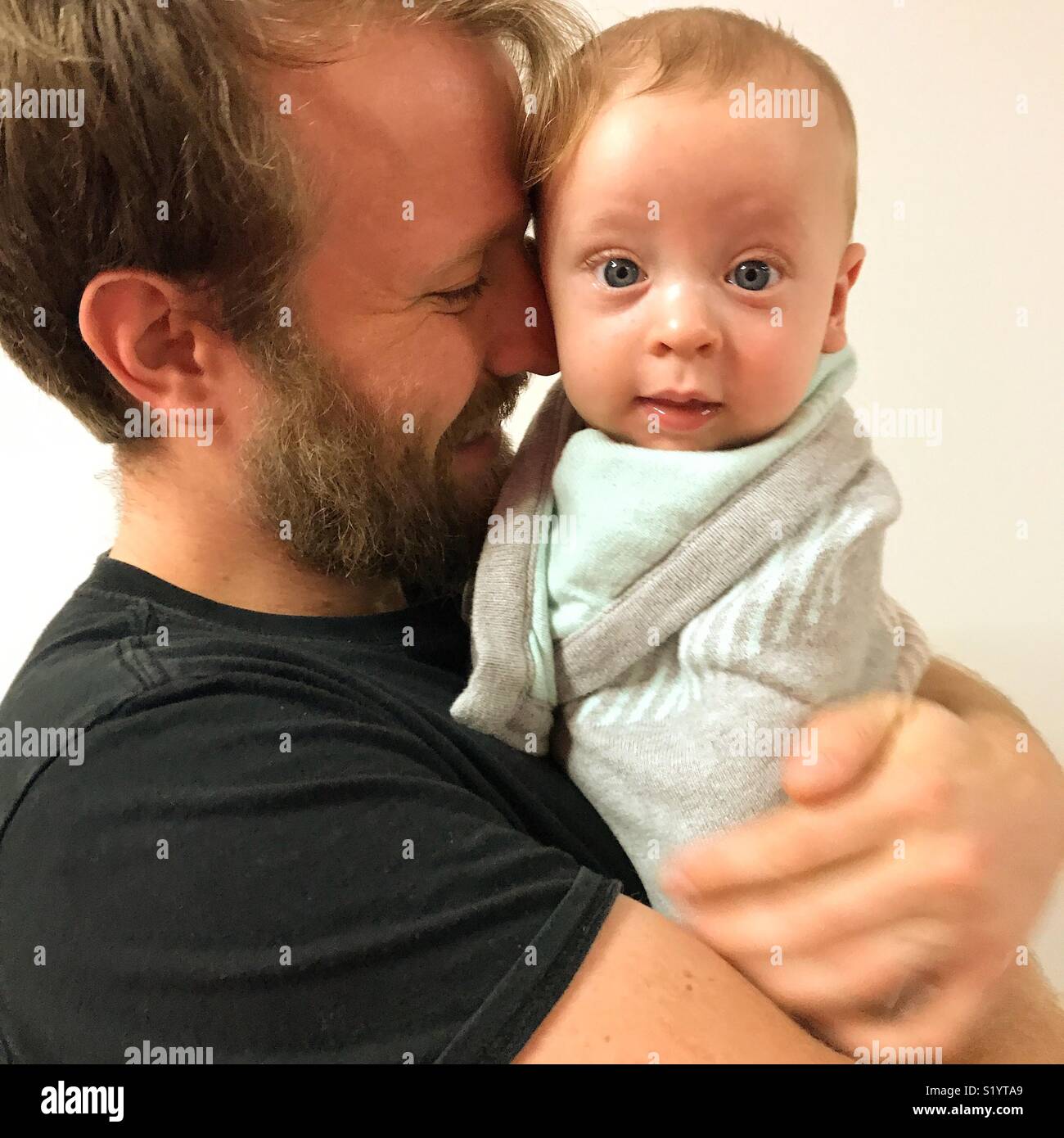 Papa Kuscheln Baby Stockfoto