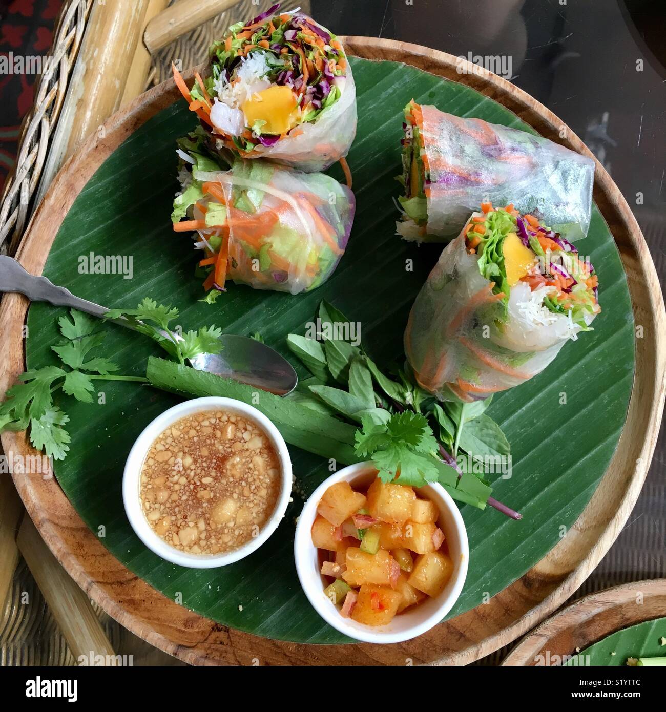 Thailändische Frühlingsrollen, Chiang Mai, Thailand - Smartphone-aufgenommenes Stockfoto