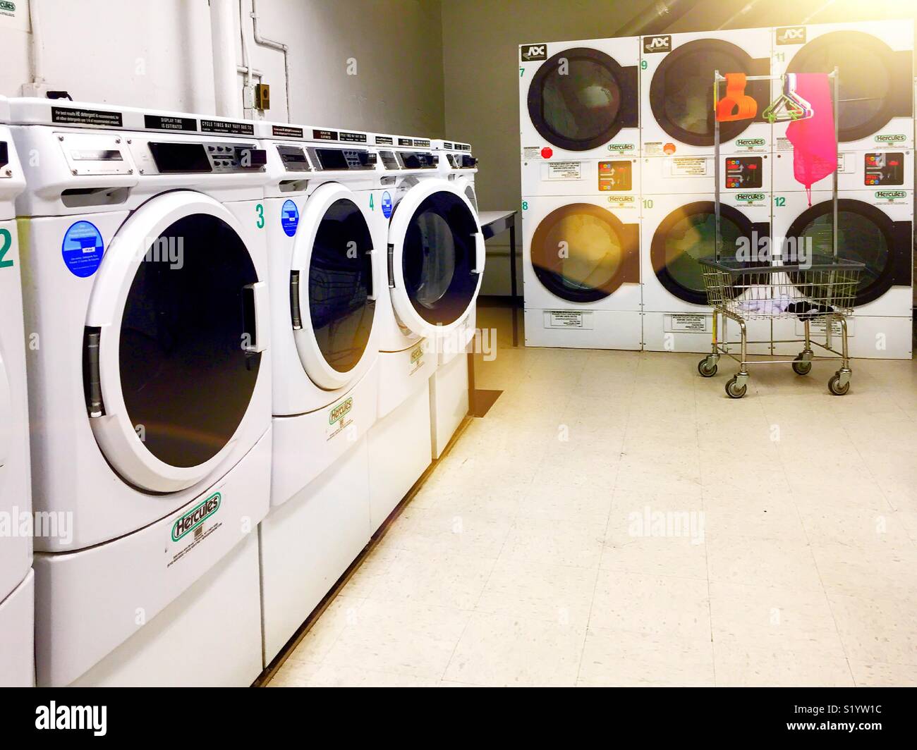 Von vorne Scheiben und der Trockner in einem kommerziellen Waschsalon,  United States Stockfotografie - Alamy