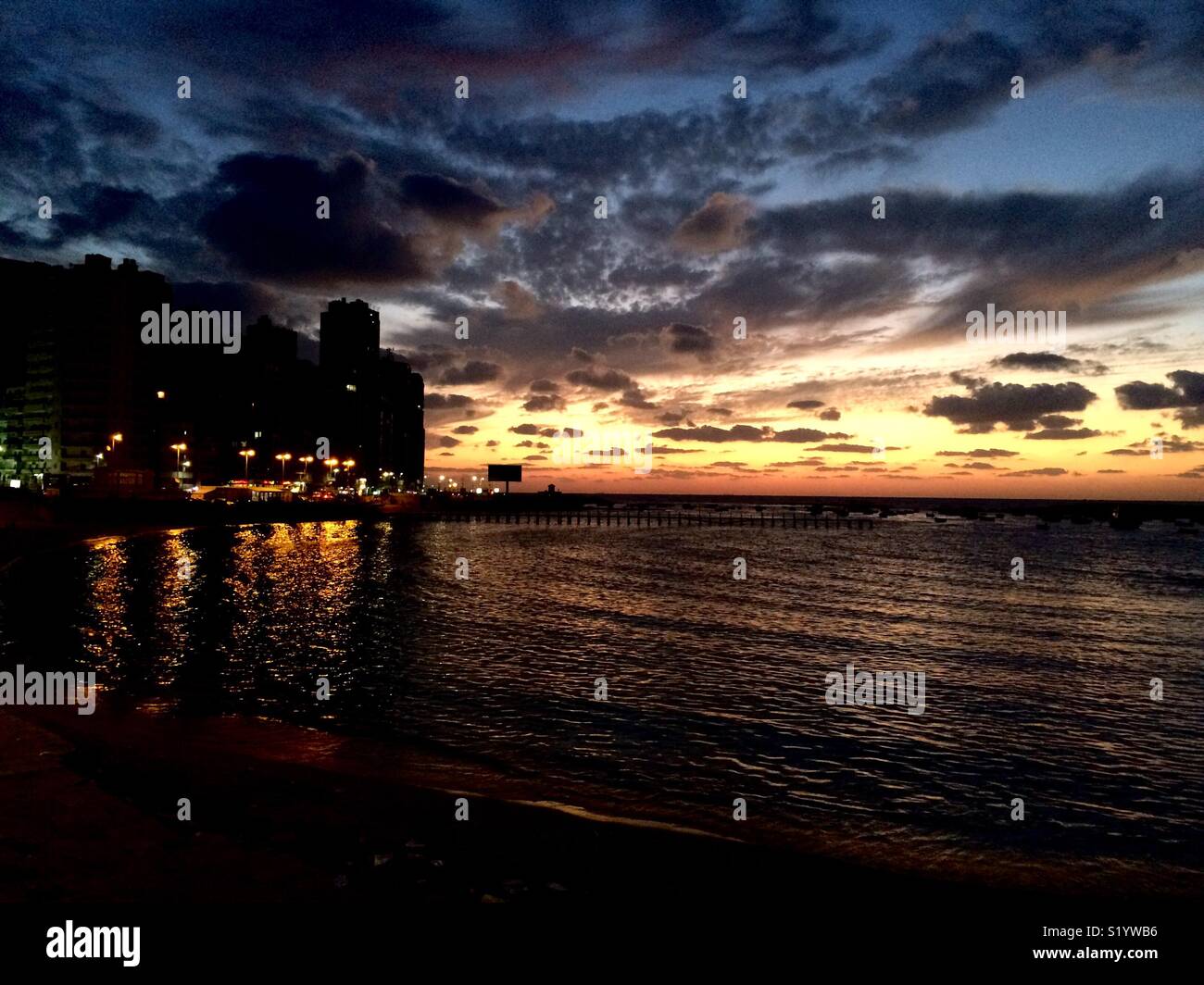 Sonnenuntergang über Alexandria Corniche, Ägypten. Stockfoto