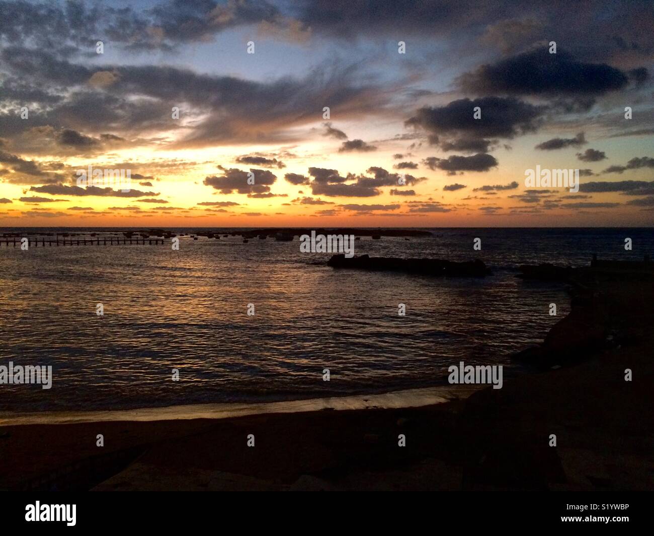 Romantischen Sonnenuntergang über dem Mittelmeer, Alexandria, Ägypten. Stockfoto