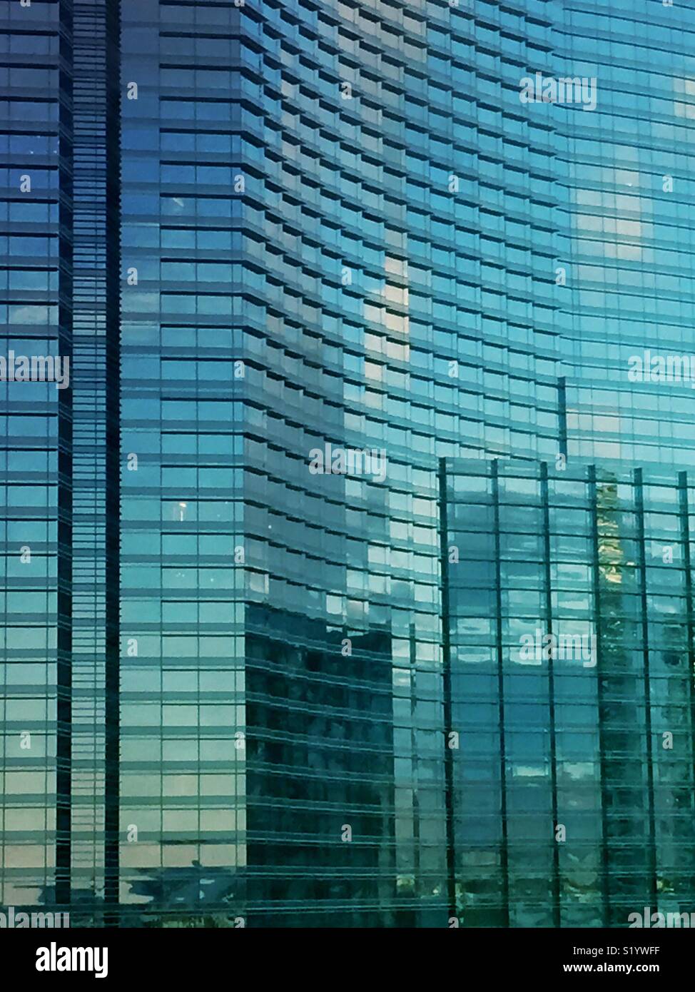 Blau Reflexionen über Bürogebäude Stockfoto