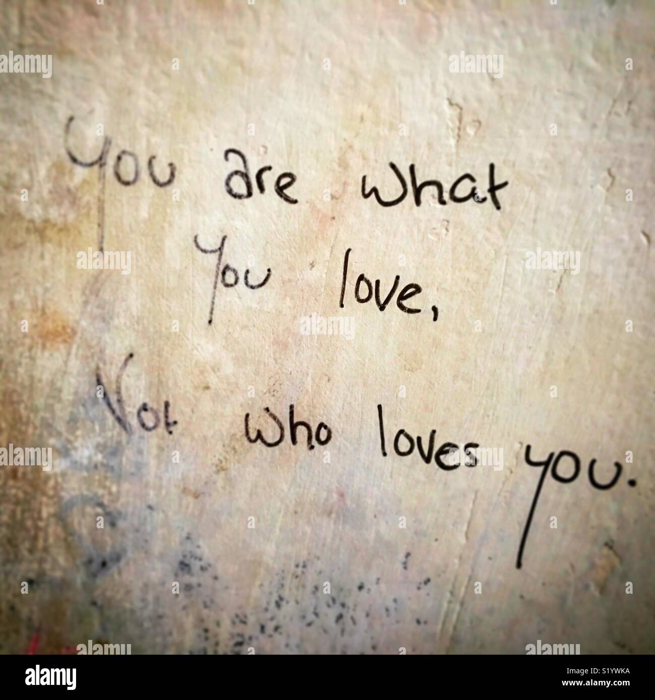 Zitate auf einer öffentlichen Wand über Liebe und Selbsterkenntnis Stockfoto