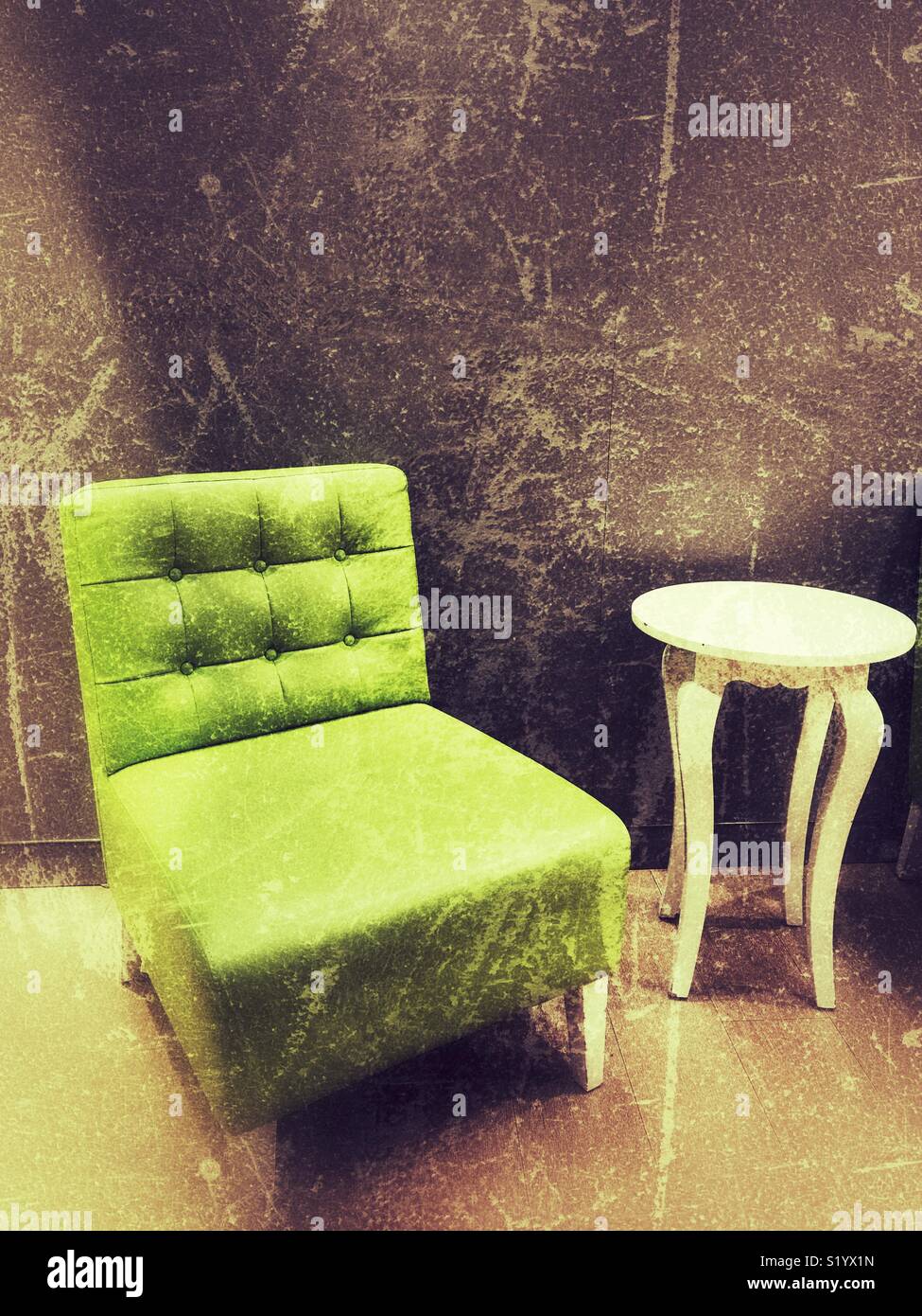 Single pistache Sessel mit weißen Tisch Stockfoto