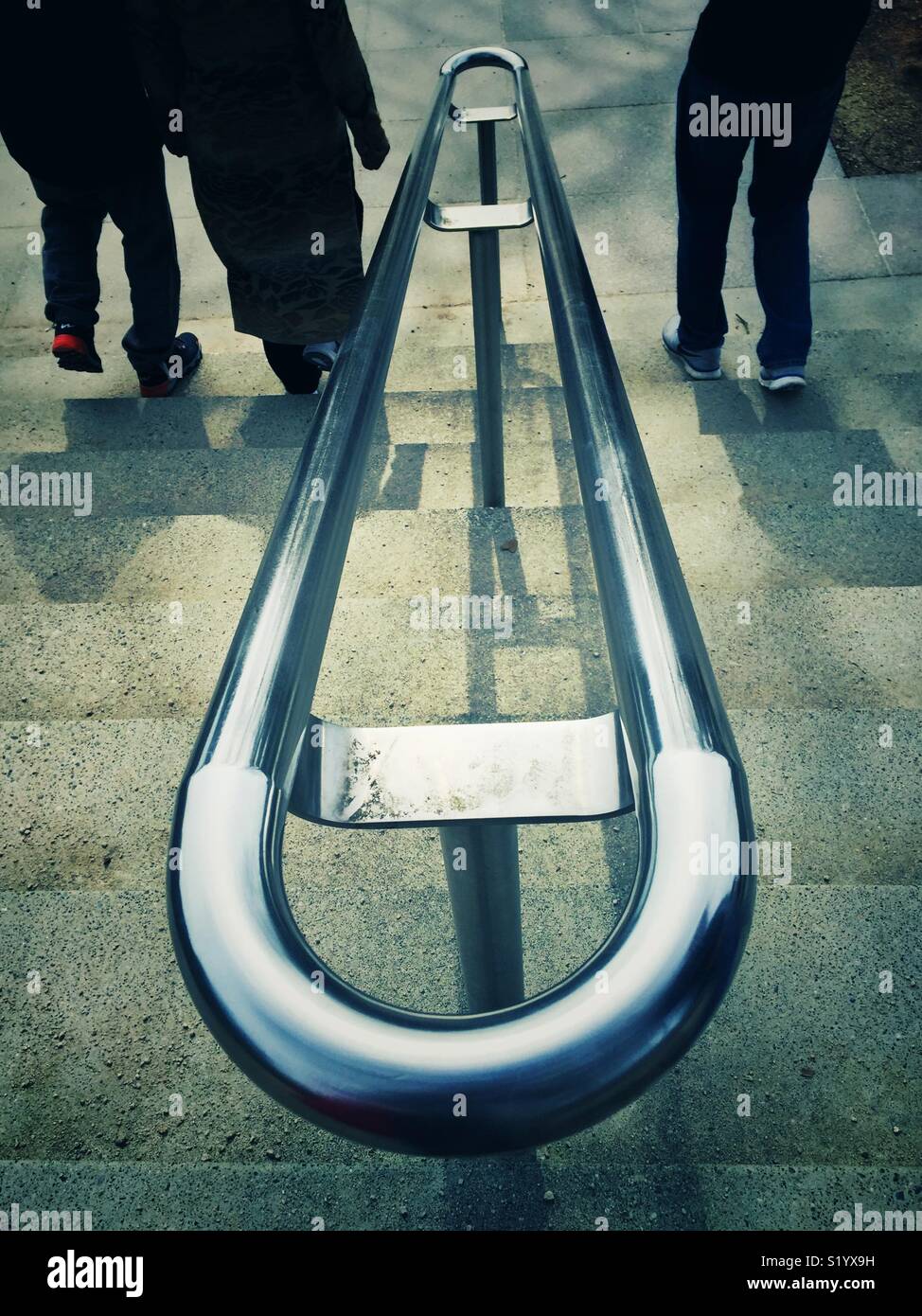 Metall Geländer auf der Treppe im Park - Smartphone-aufgenommenes Stockfoto