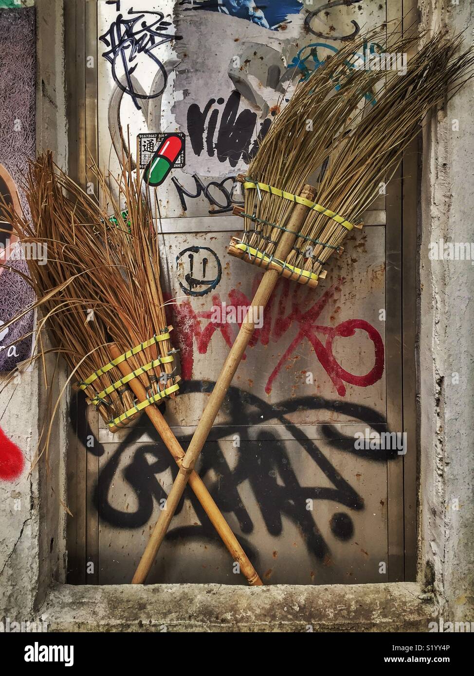 Traditionelle Chinesische Besen und Graffiti, Sai Ying Pun, Hong Kong Island Stockfoto