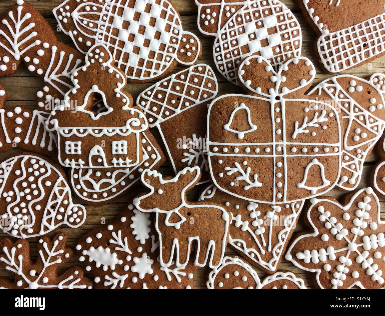 Vollbild von Weihnachten Lebkuchen cookies auf einem Holztisch Stockfoto