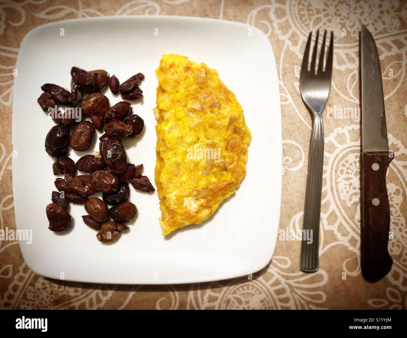 Spanische Tortilla und schwarzen Oliven in Prado del Rey, Sierra de Cadiz, Andalusien, Spanien - Smartphone-aufgenommenes Stockfoto