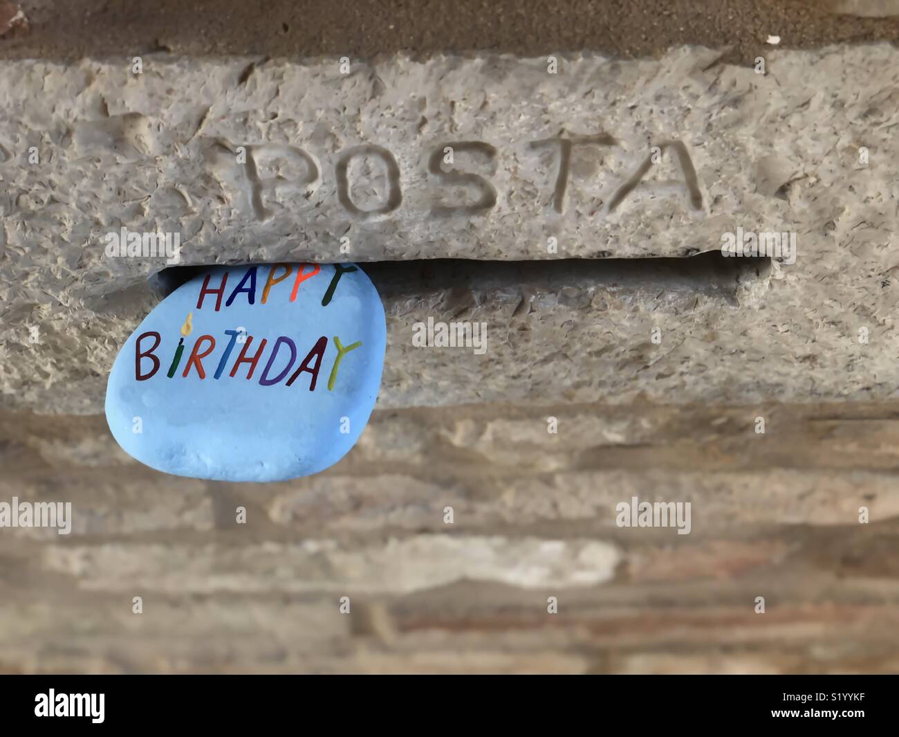 Happy Birthday Stein in einer Mailbox Loch wie einen Brief - Smartphone-aufgenommenes Stockfoto