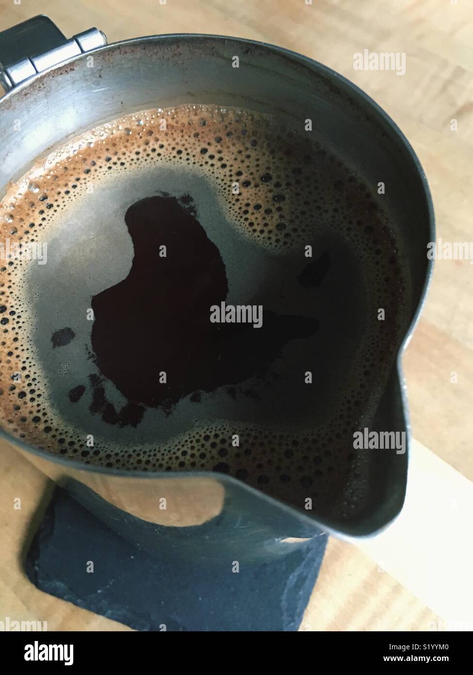 Kaffee in einem silber Edelstahl Becher Stockfoto