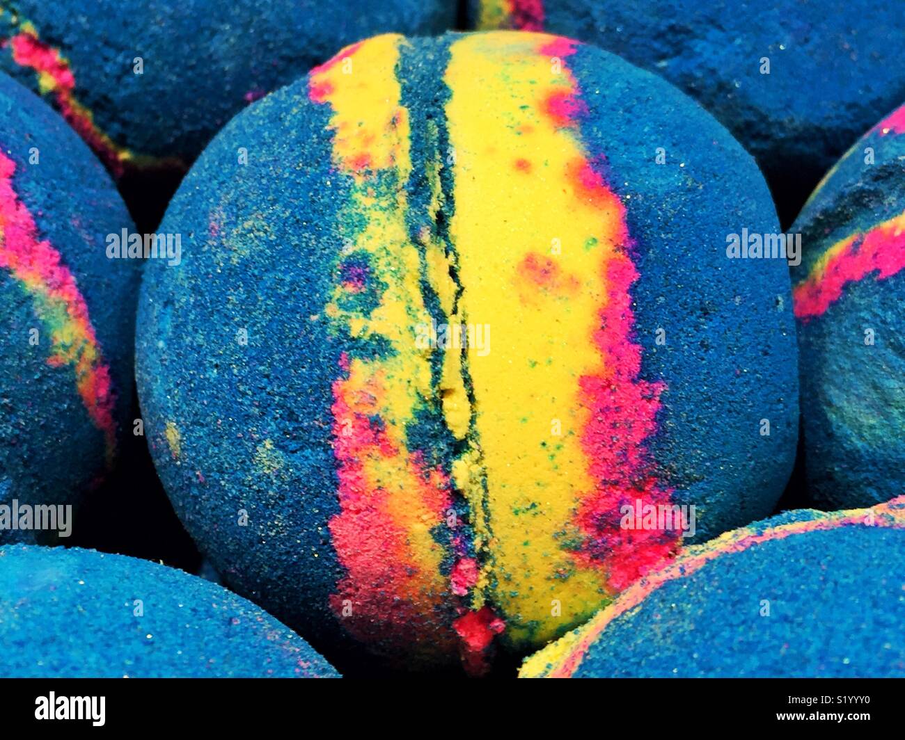 Neon Farben auf sphärische Badebombe - Smartphone-aufgenommenes Stockfoto