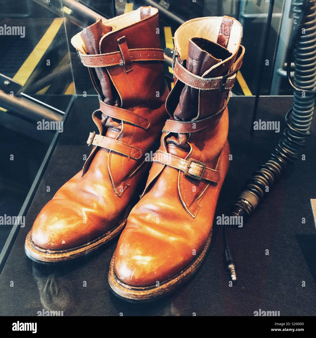 Vintage astronaut Leder Stiefel im Museum der Flug in Seattle. - Smartphone-aufgenommenes Stockfoto