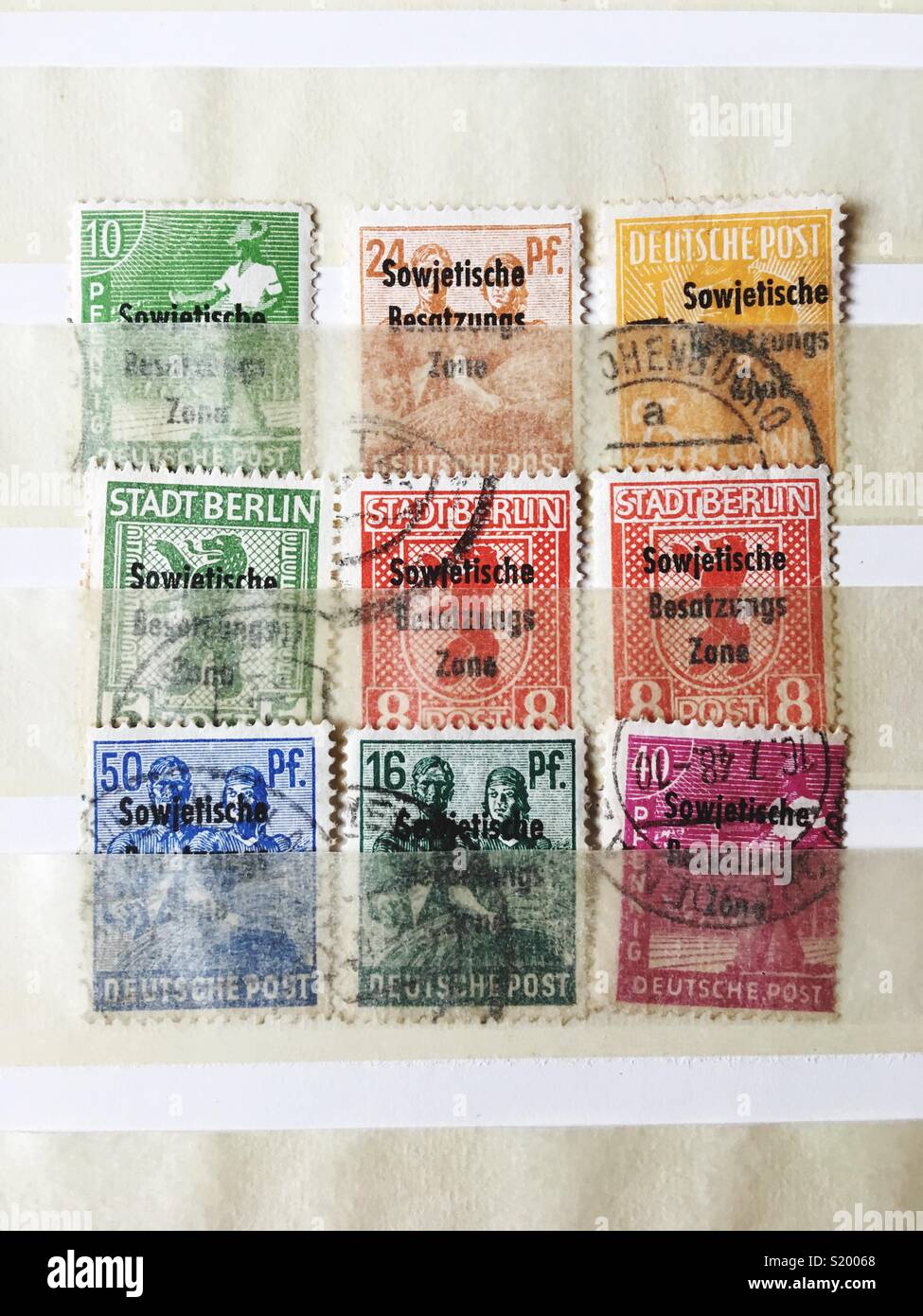 Briefmarken aus der sowjetischen Besatzungszone in Berlin Stockfoto