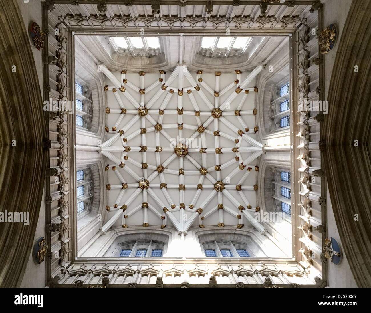 Reich verzierte Decke von einem Turm in York Minster Kathedrale Stockfoto