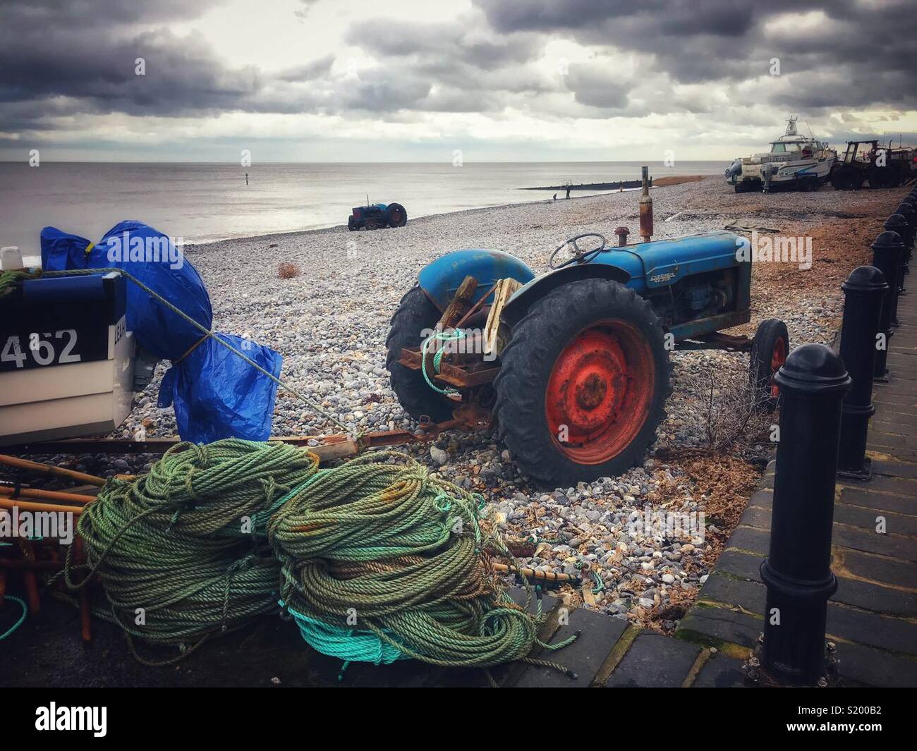 Traktoren auf dem Strand bei Cromer zum Abschleppen Boote in und aus dem Meer verwendet. - Smartphone-aufgenommenes Stockfoto