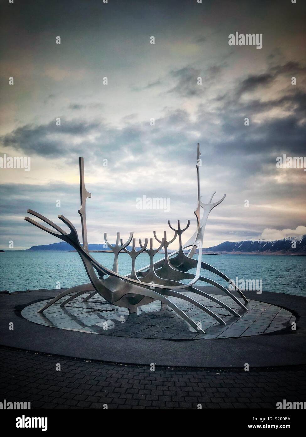 Sun Voyager Skulptur im Zentrum von Reykjavík mit Blick auf das Meer Stockfoto
