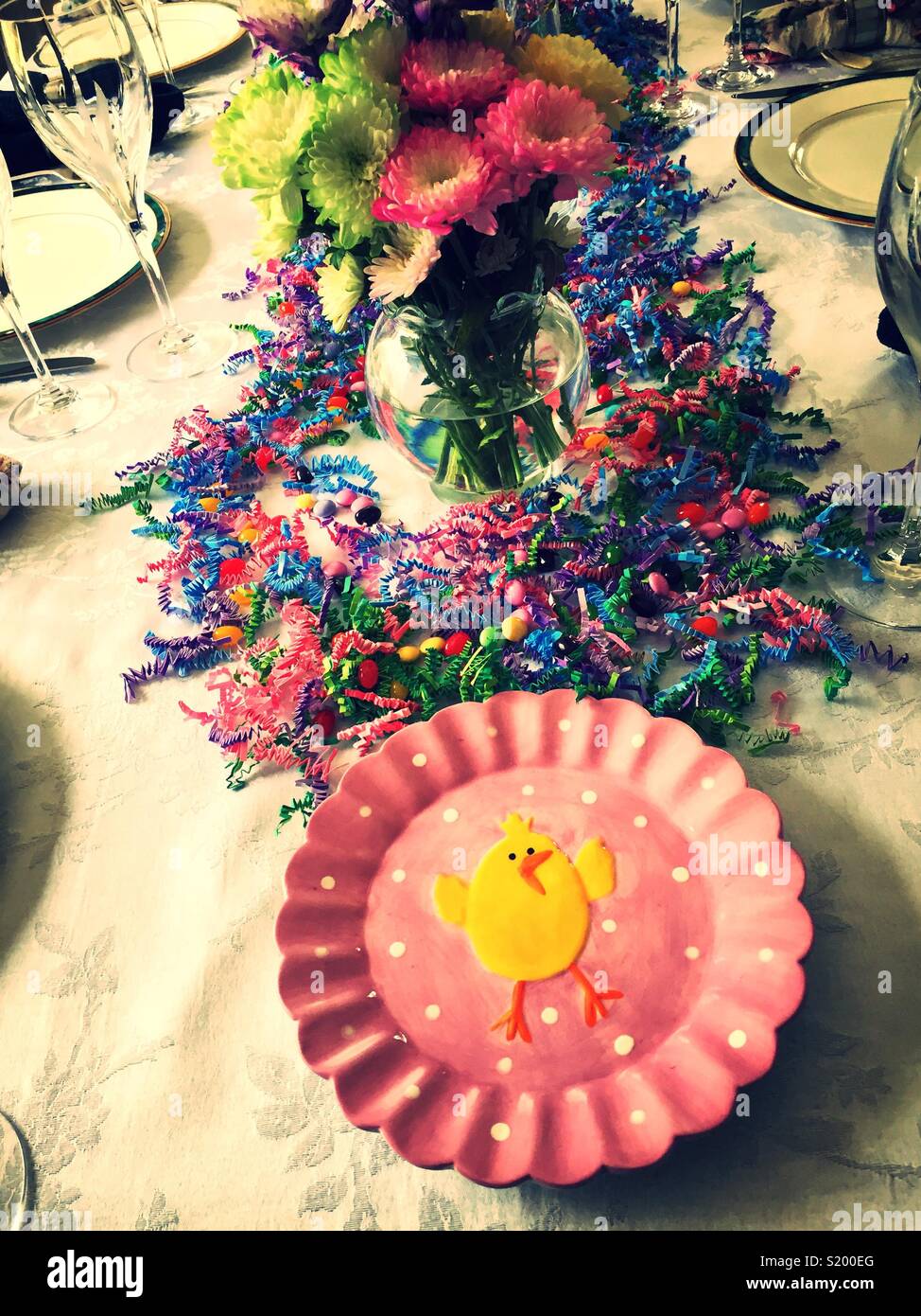 Vorweihnachtlich dekorierten Ostern Tisch, United States - Smartphone-aufgenommenes Stockfoto