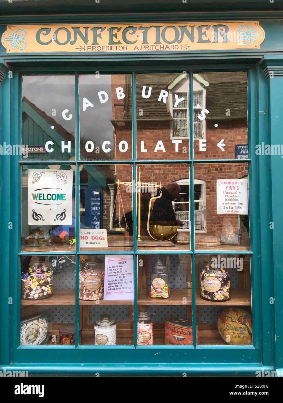 Konditor alten Schaufenster, Blists Hill, Shropshire, England Stockfoto