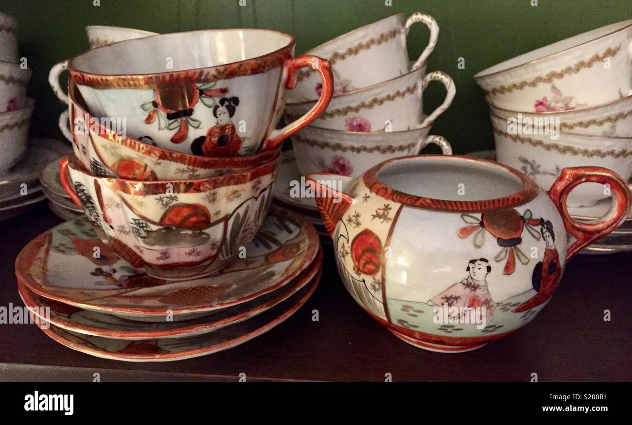 Keramik Töpfe und Tassen für Tee Stockfoto
