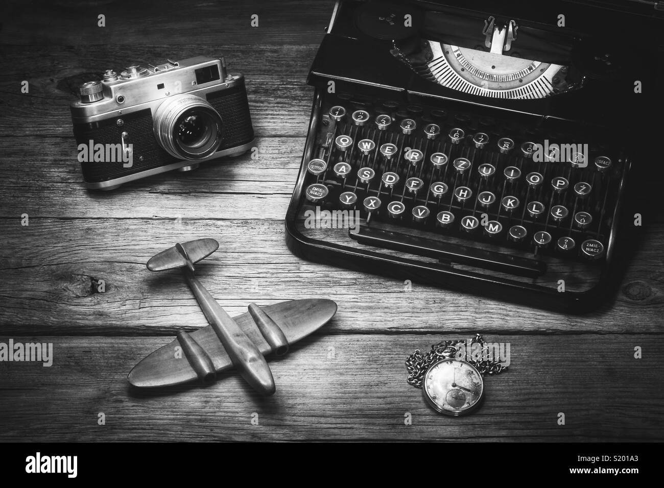 Vintage Foto einer Schreibmaschine Classic Camera ein hölzernes Spielzeug Flugzeug und eine Uhr Stockfoto