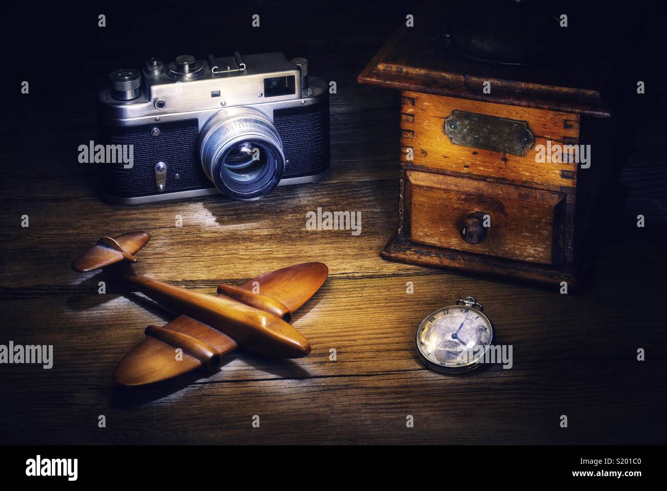 Vintage romantische Stimmung - Kamera Kaffeemühle Spielzeug Flugzeug und  eine Uhr Stockfotografie - Alamy
