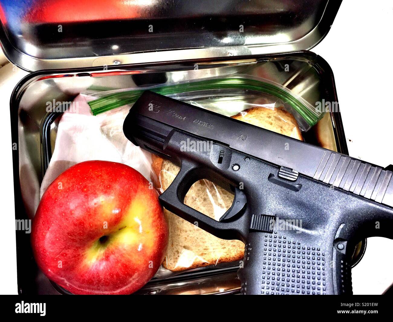 School Lunch Box mit GLOCK Pistole, United States. - Smartphone-aufgenommenes Stockfoto