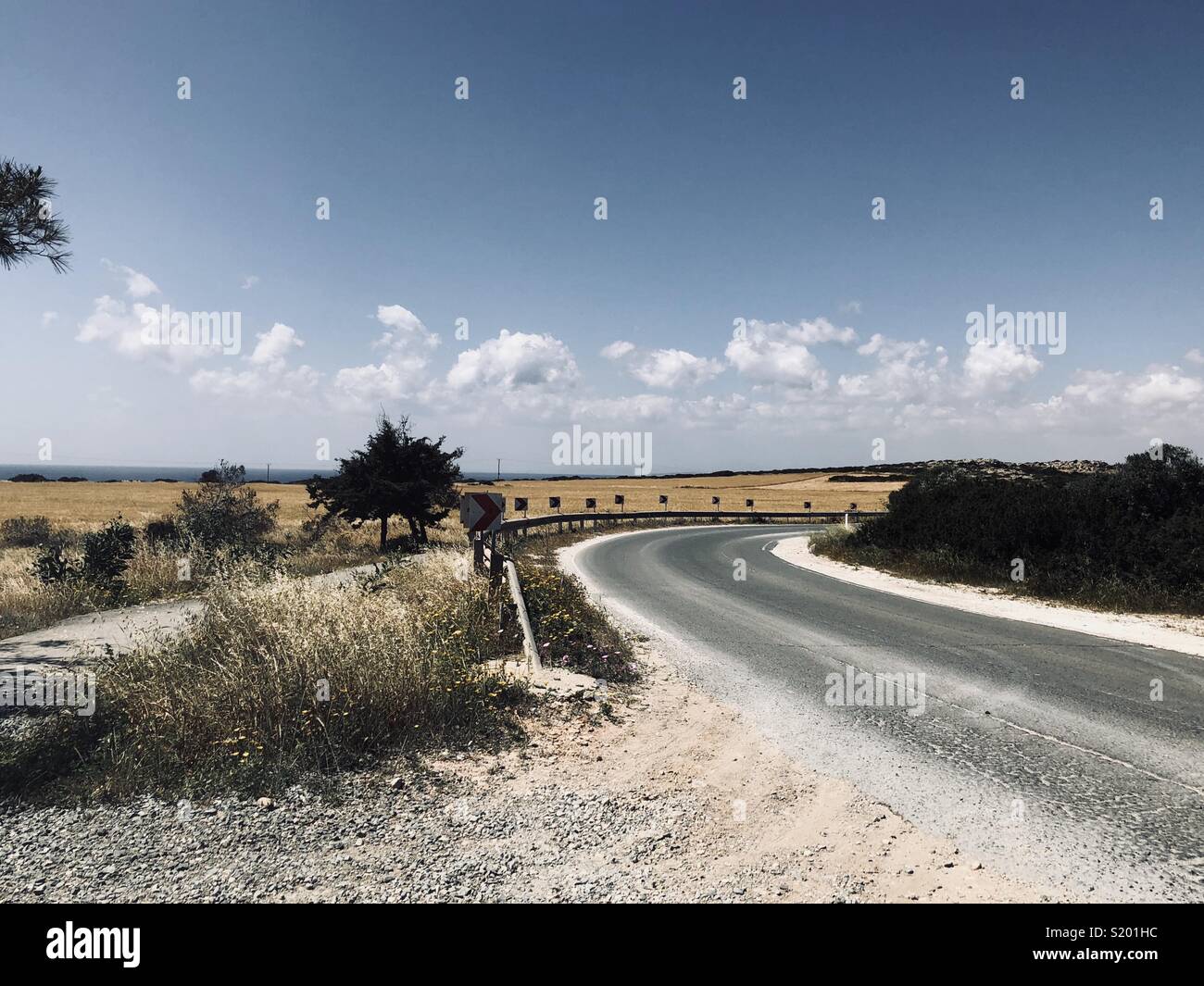Zypern Landschaft mit einer Straße - Smartphone-aufgenommenes Stockfoto