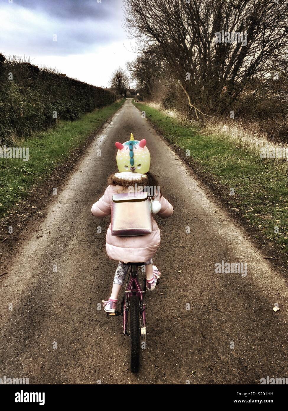 Mädchen Radfahren auf einem Feldweg - Smartphone-aufgenommenes Stockfoto
