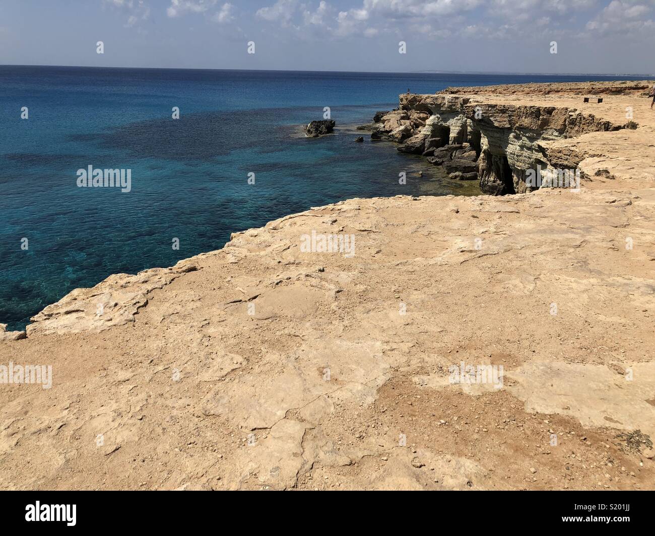 Felsige Küste am Kap Greko auf Zypern Stockfoto