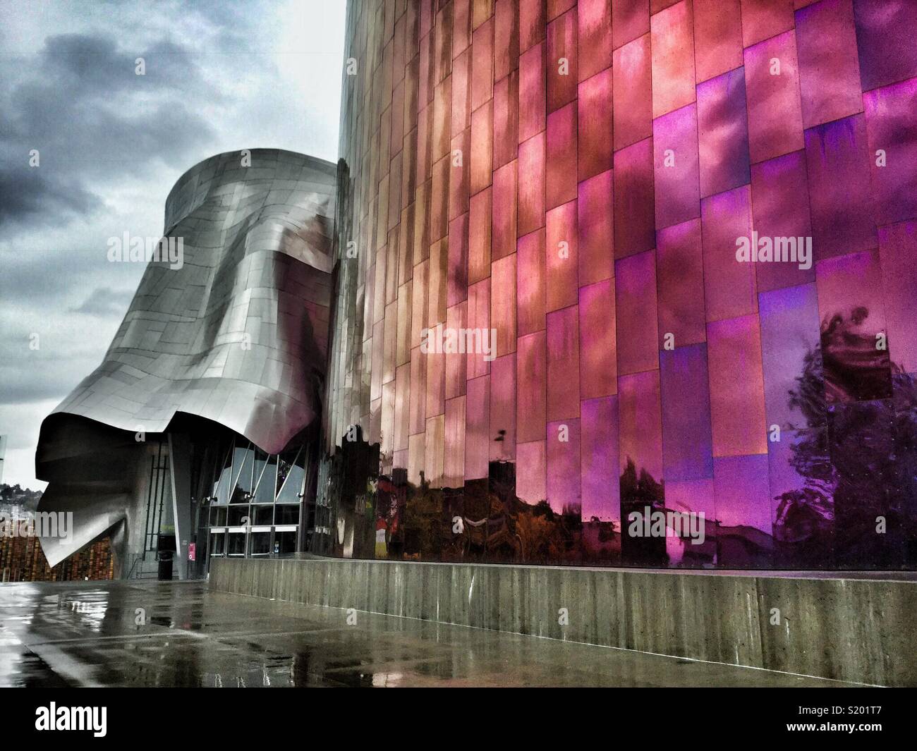 Eingang und Purple Rain Wand von MoPop Museum von Architekt Frank Gehry in Seattle. Stockfoto