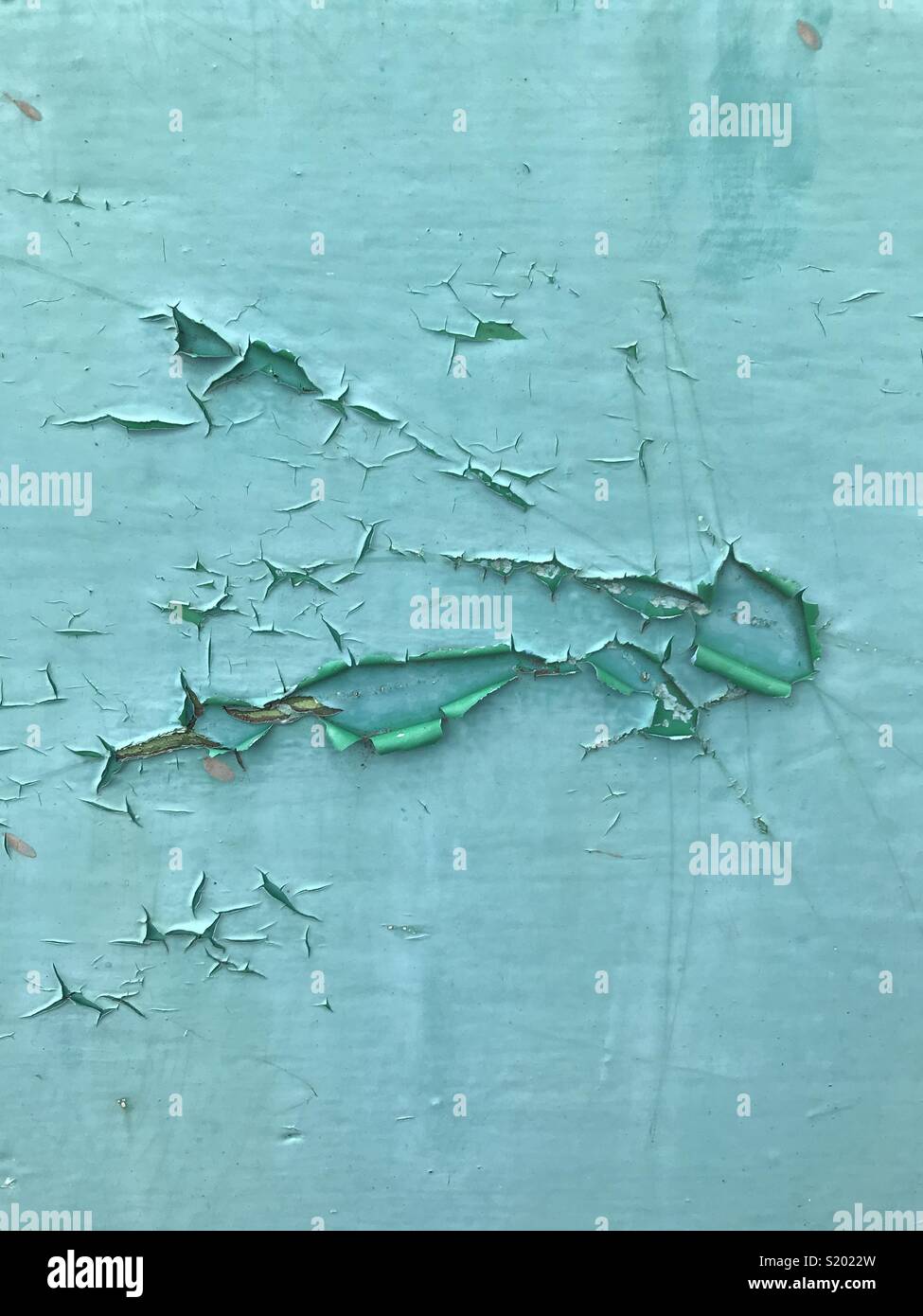 Peeling der blauen Farbe auf alte Holztür erstellen abstrakten Formen Stockfoto