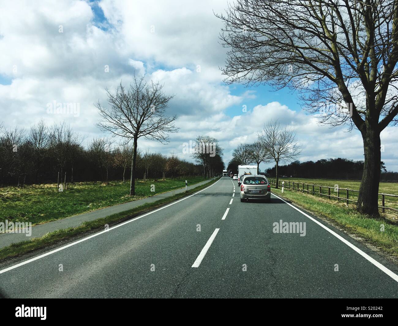 Eine Landstraße mit starkem Verkehr in Deutschland Stockfoto