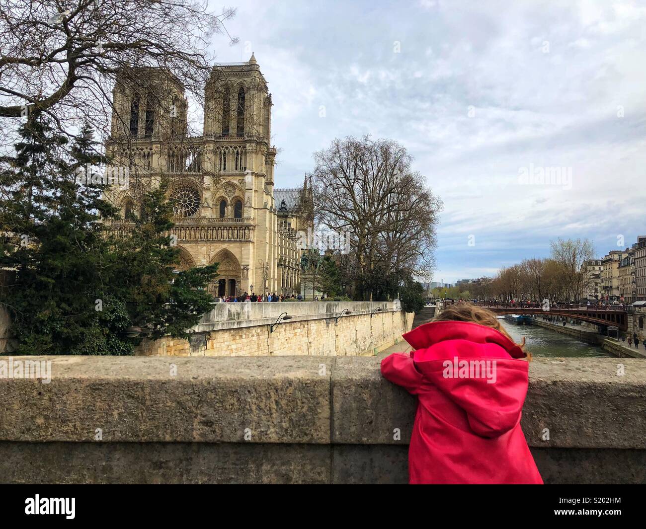Kinder reisen um Notre Dame de Paris Frankreich Stockfoto