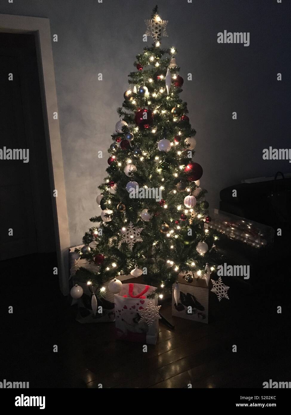 Xmas Tree mit Weihnachten Dekorationen und Geschenke unter den Baum. Stockfoto