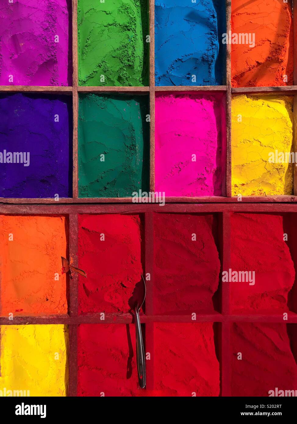 Eine Anzeige der Stoff Farbstoffe in einer nepalesischen Markt. Stockfoto