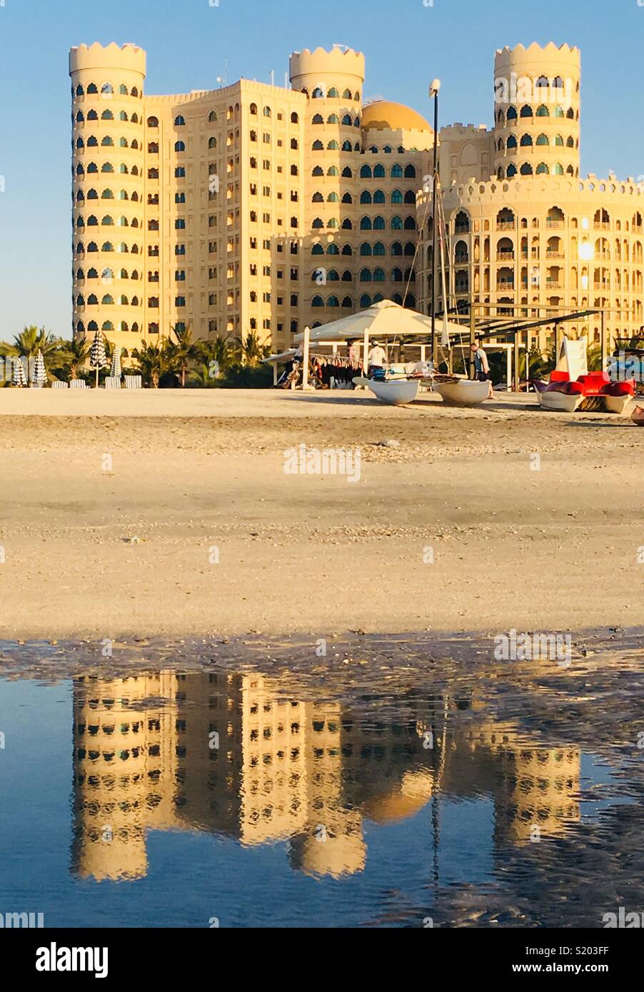 Waldorf Astoria Hotel und sein Spiegelbild im Wasser. Al Hamra V.A.E. - Smartphone-aufgenommenes Stockfoto