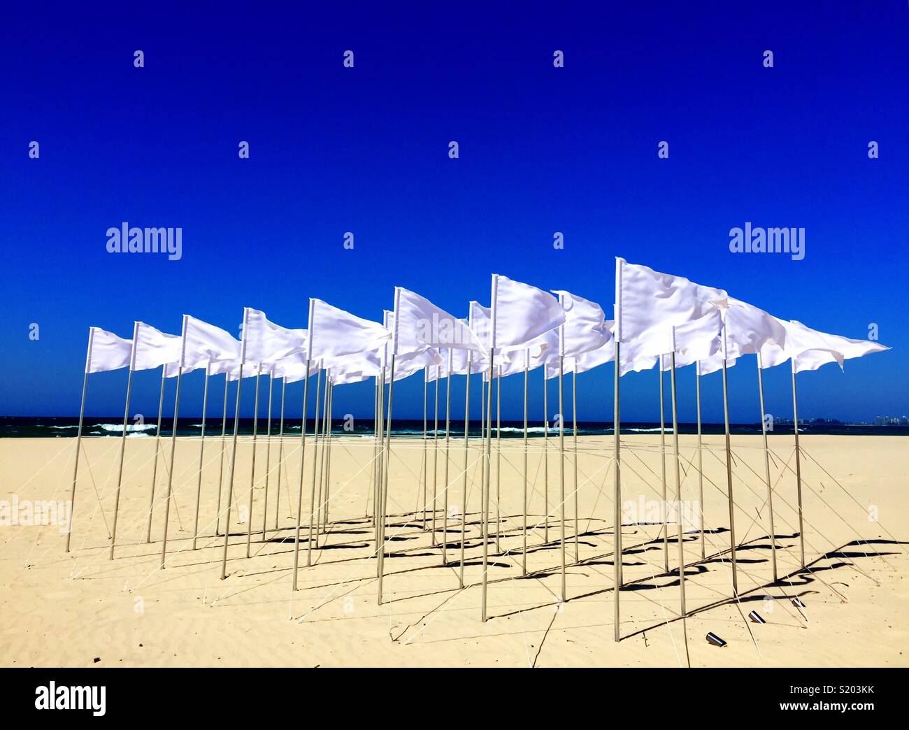 Weisse fahnen -Fotos und -Bildmaterial in hoher Auflösung – Alamy