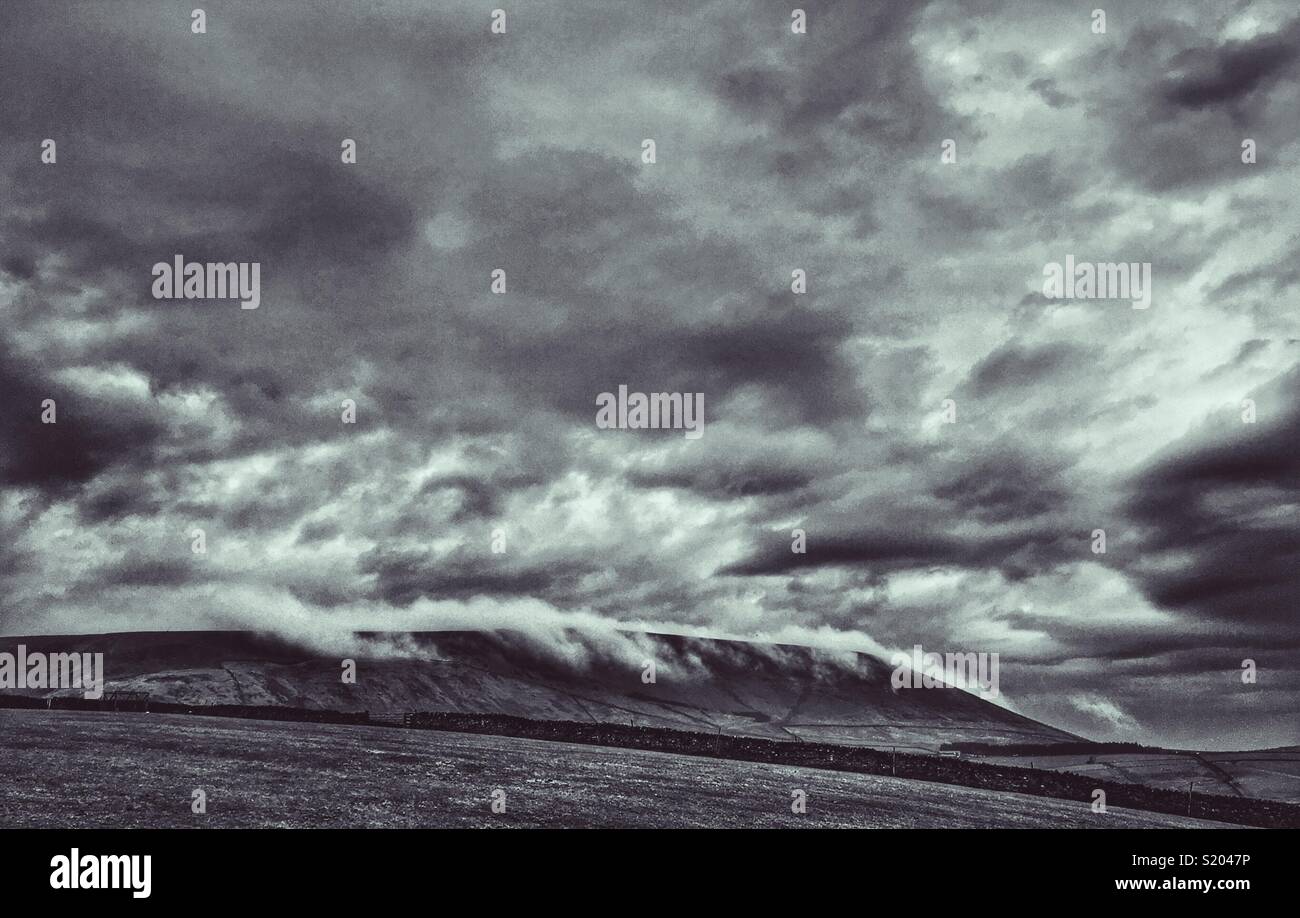 Niedrige Wolken über Pendle Hill in Lancashire Stockfoto