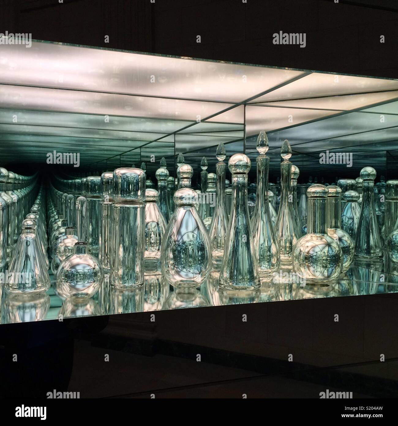 Josiah McElheny's "endlos wiederholenden Zwanzigsten Jahrhunderts Modernismus", Museum der Bildenden Künste, Boston, Massachusetts - Smartphone-aufgenommenes Stockfoto