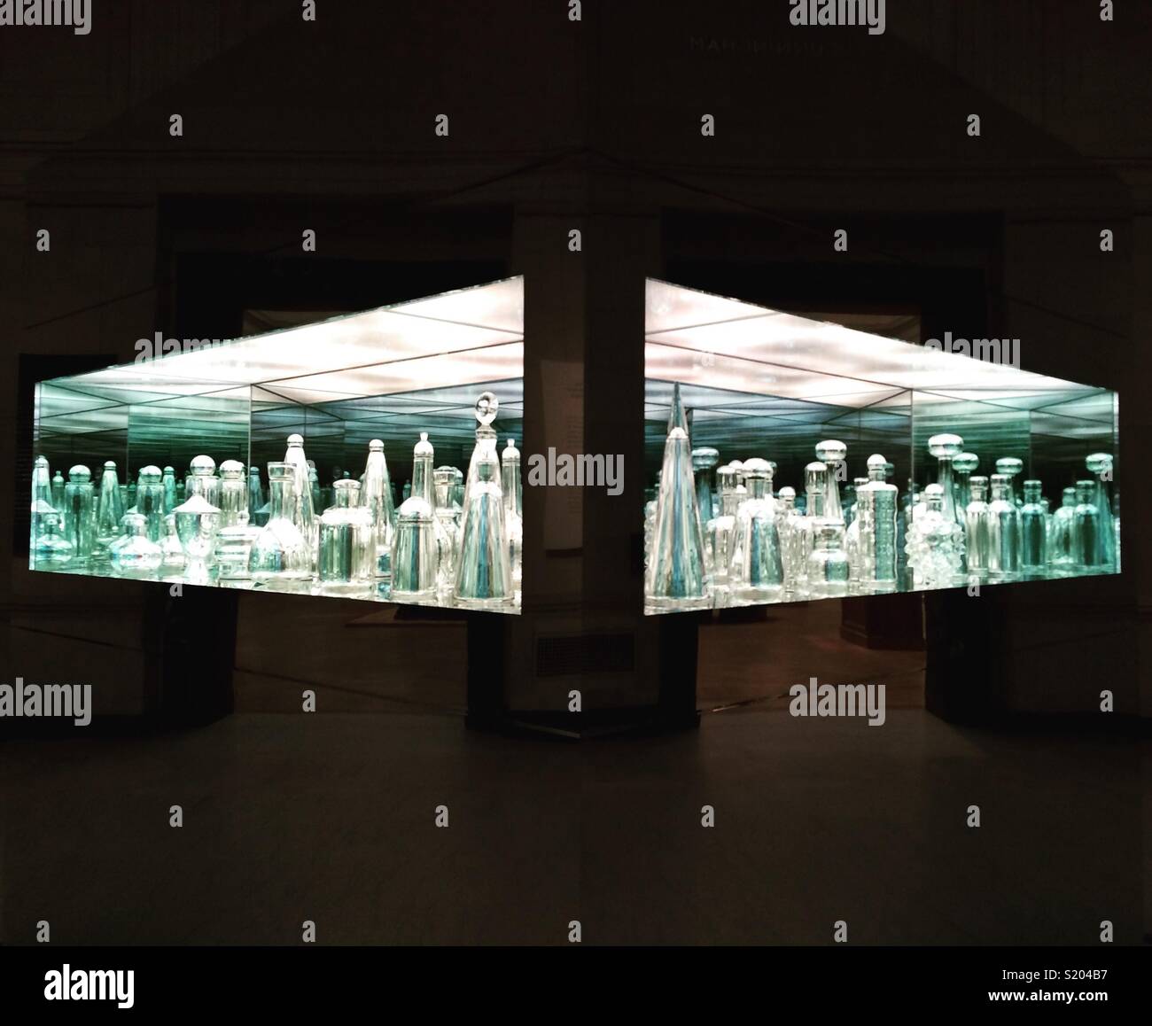 Josiah McElheny's "endlos wiederholenden Zwanzigsten Jahrhunderts Modernismus", Museum der Bildenden Künste, Boston, Massachusetts - Smartphone-aufgenommenes Stockfoto